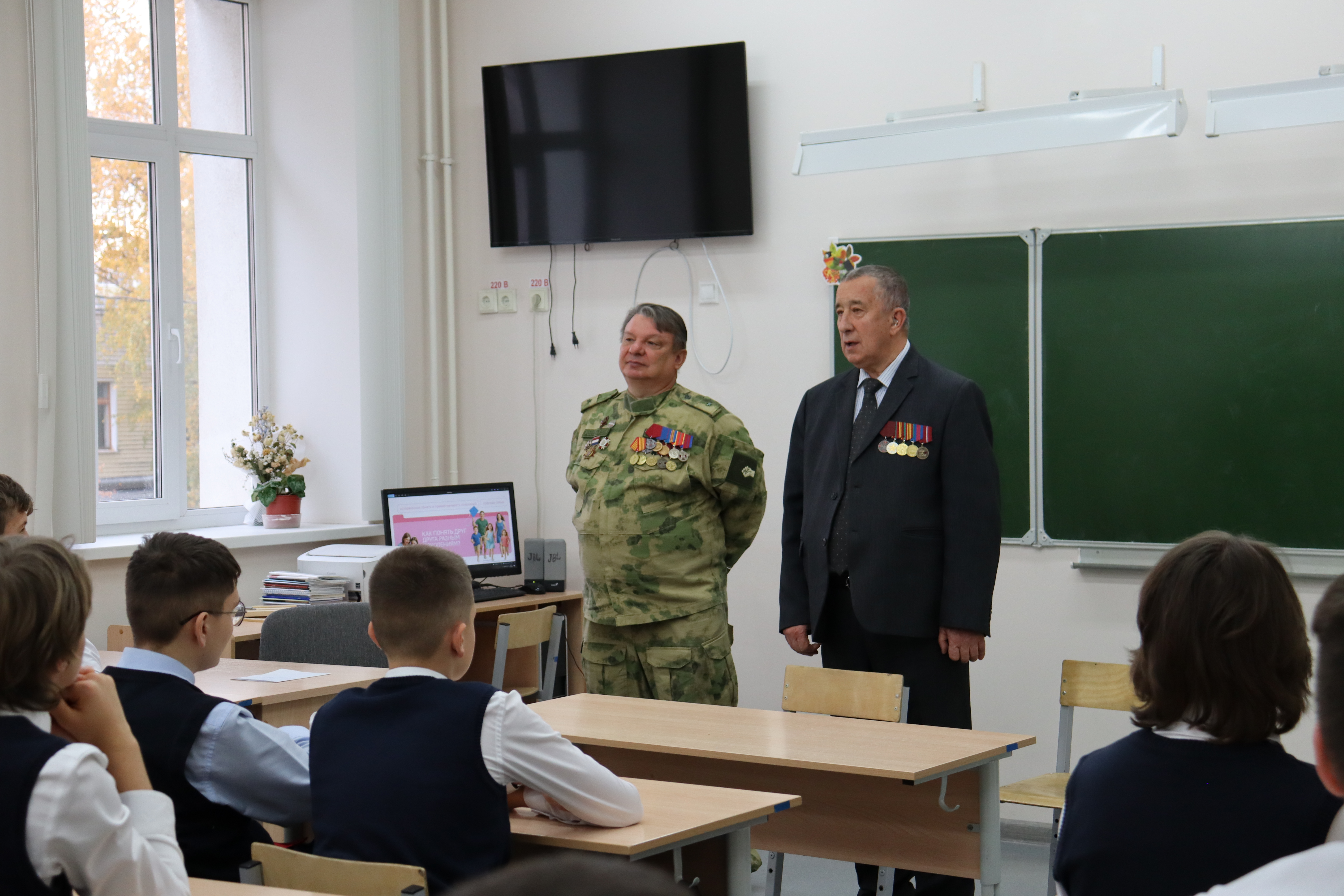 В лицее прошла встреча поколений: ветераны СВО и ОМОН поделились опытом с лицеистами.
